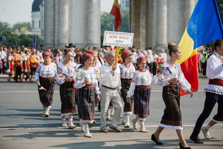 Parada portului popular. Zeci de oameni au defilat în costume naționale în Piața Marii Adunări Naționale (FOTOREPORT)