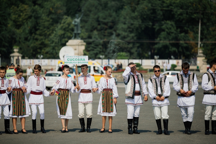 Parada portului popular. Zeci de oameni au defilat în costume naționale în Piața Marii Adunări Naționale (FOTOREPORT)