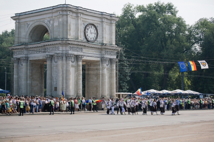 Parada portului popular. Zeci de oameni au defilat în costume naționale în Piața Marii Adunări Naționale (FOTOREPORT)