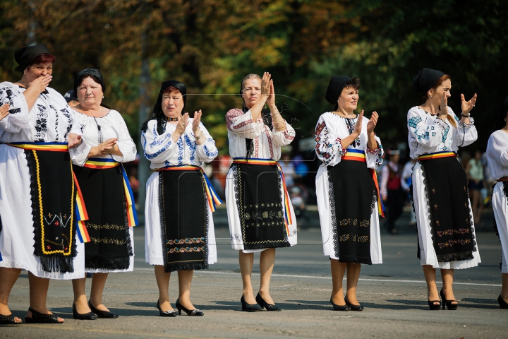 Parada portului popular. Zeci de oameni au defilat în costume naționale în Piața Marii Adunări Naționale (FOTOREPORT)