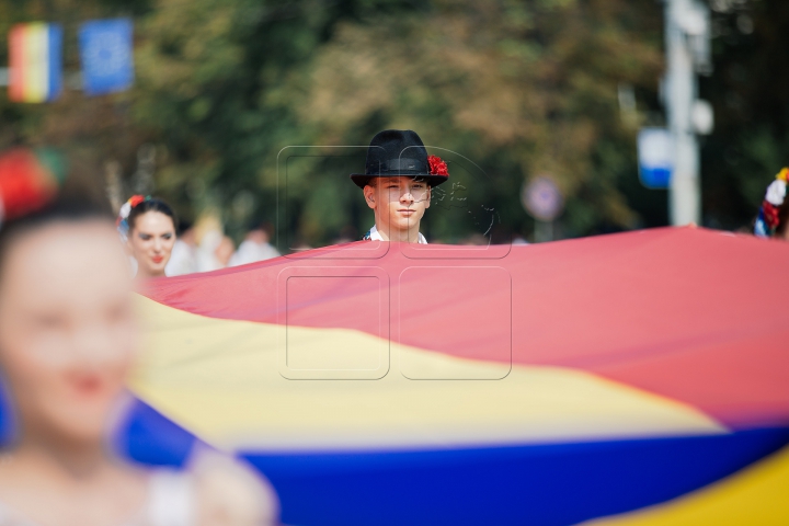 Parada portului popular. Zeci de oameni au defilat în costume naționale în Piața Marii Adunări Naționale (FOTOREPORT)