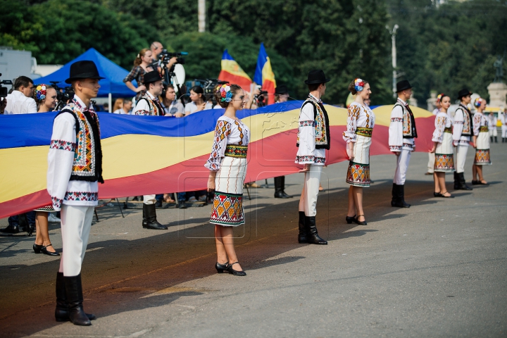 Parada portului popular. Zeci de oameni au defilat în costume naționale în Piața Marii Adunări Naționale (FOTOREPORT)