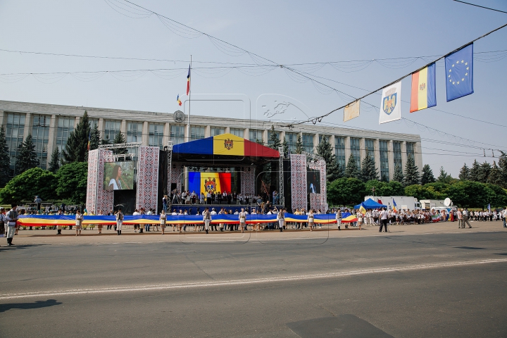 Parada portului popular. Zeci de oameni au defilat în costume naționale în Piața Marii Adunări Naționale (FOTOREPORT)