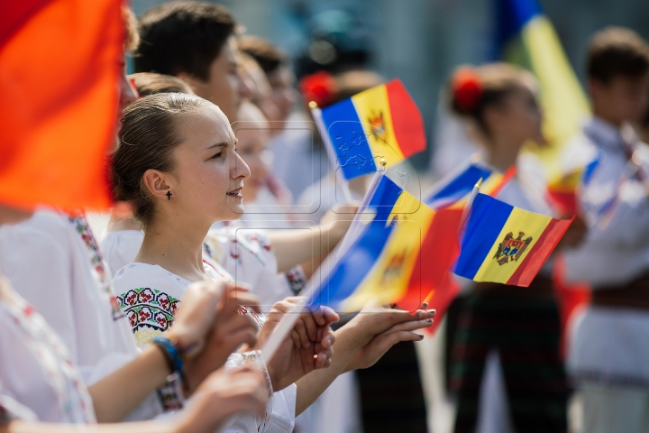 Parada portului popular. Zeci de oameni au defilat în costume naționale în Piața Marii Adunări Naționale (FOTOREPORT)