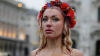 LOVITE cu pumnii şi picioarele! Două activiste FEMEN, bătute la conferinţa unor musulmani (VIDEO)