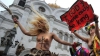 PROTEST ÎN PIELEA GOALĂ! Două activiste Femen au dat buzna pe scenă în sânii goi