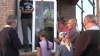 Stau în rând, bat mătănii şi se roagă la o... fereastră termopan! FENOMEN BIZAR într-un sat din Ucraina