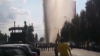 TRAGEDIE evitată la limită! O ţeavă cu apă fierbinte s-a spart şi a erupt în plină stradă (VIDEO)