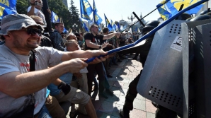 Comentatorii din Ucraina: "Protestele de la Kiev aparţin unui partid care a luat calea extremismului"