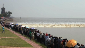 Taifunul Dujuan, o atracţie periculoasă. Sute de oameni au venit pe litoral (VIDEO)