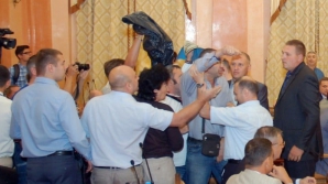 BĂTAIE în Consiliul orășenesc Odesa. Un consilier s-a ales cu o pungă de gunoi pe cap (VIDEO)