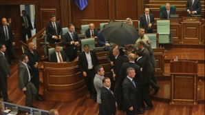 Moment tensionant în Parlamentul din Kosovo! Premierul a fost atacat cu ouă în timpul unui discurs
