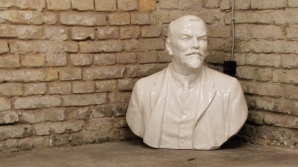 Autorităţile din Celeabinsk, nevoite să acopere bustul lui Lenin cu o prelată. Care este motivul (VIDEO)