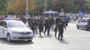 ALTERCAȚII în centrul Chișinăului. Echipa PUBLIKA TV AGRESATĂ în Piața Marii Adunări Naționale (VIDEO)