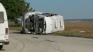 Părinţii REFUZĂ să-şi trimită copiii la şcoală după ce microbuzul cu elevi s-a răsturnat la Ungheni