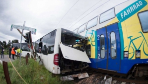 CLIPE DE COŞMAR! Un tren a intrat din plin într-un autocar plin cu elevi (VIDEO)
