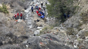 TRAGEDIE în Munţii Alpi. Doi oameni au murit, după ce un avion s-a prăbuşit 