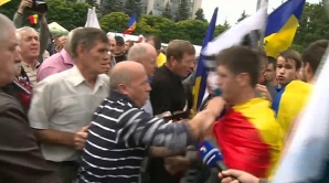 Încăierare între protestatarii DA şi unionişti la manifestaţia din centrul Chişinăului 