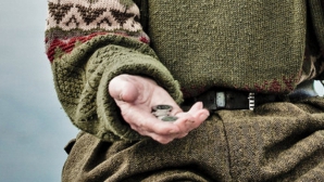 Cersitul, transformat în afacere. Cum minţea oamenii şi câţi bani aduna pe lună un cerşetor din Capitală 