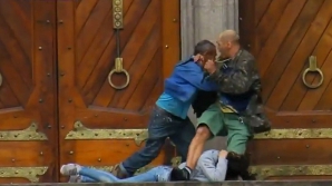 IMAGINI ŞOCANTE! Un om al străzii a murit împuşcat după ce a salvat o tânără din mâinile unui criminal (VIDEO 18+)