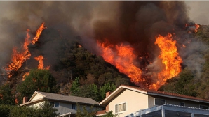 Focul face prăpăd în California. Sute de case arse și mii de oameni evacuați