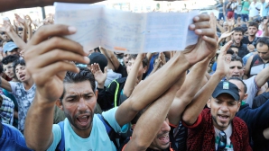 NO COMMENT! Mii de imigranţi protestează în faţa gării din capitala Ungariei (VIDEO)