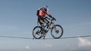 Performanţă demnă de Cartea Recordurilor! Un atlet a mers cu bicicleta pe o frânghie (VIDEO)