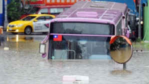 Consecinţele taifunului Dujuan: Doi morţi şi ZECI DE MII de oameni rămaşi fără adăpost