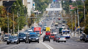 DATE ÎNGRIJORĂTOARE. Fiecare a treia maşină care circulă pe drumurile din Capitală emite gaze toxice