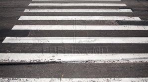 GROAZNIC! O copilă, lovită pe o trecere de pietoni din Capitală şi aruncată la o distanţă de 20 de metri