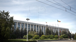 Funcţionarii publici, OBLIGAŢI să raporteze actele de corupţie