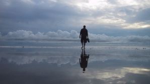 RECORD ABSOLUT! Un monah a mers pe apă peste O SUTĂ de metri (VIDEO)