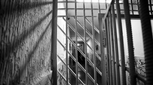 Incendiu într-o închisoare aglomerată: 17 oameni au murit, iar 11 au fost răniţi