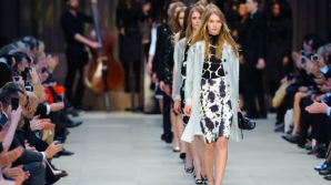 Premieră în modelling. O tânără cu braţ bionic a defilat la Săptămâna Modei din New York