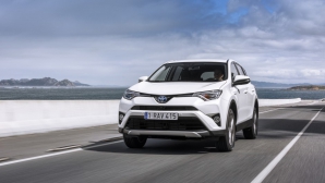 Toyota introduce pe continentul european versiunea hibridă a noului RAV4 (VIDEO)