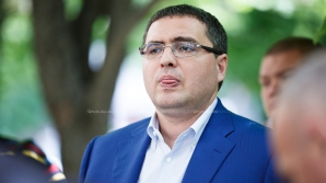 "Bălţiul meu murdar până la stele". Renato Usatîi le-a plătit măturătorilor din propriul buzunar