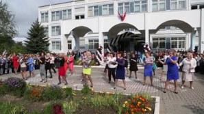 S-au spart în figuri de dans. Surpriza făcută de profesoare elevilor la 1 septembrie (VIDEO)