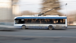 ZIUA-N AMIAZA MARE! Ce face o tânără într-un troleibuz din Chişinău. Pasagerii au fost şocaţi (VIDEO)