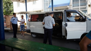 Două microbuze care veneau din Europa, stopate la vama Leuşeni. Motivul reţinerii (VIDEO)