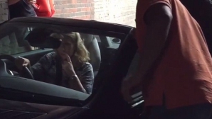 HAOS ÎN TRAFIC! Încăpăţânarea unei şoferiţe i-a scos din minţi pe mai mulţi conducători auto (VIDEO)