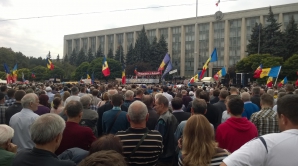 Cum s-a încheiat cearta dintre protestatarii DA şi militanţii pentru unirea cu România (VIDEO) 