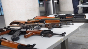 Un lot de arme de contrabandă, depistat la bordul unui cargou lângă Grecia