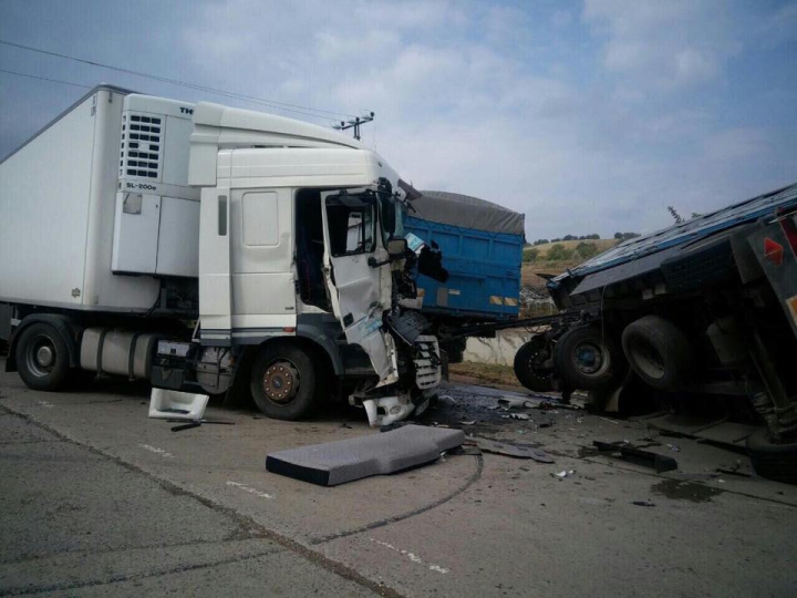 ZIUA ACCIDENTELOR GRAVE! Două camioane s-au ciocnit frontal la Călăraşi (FOTO)