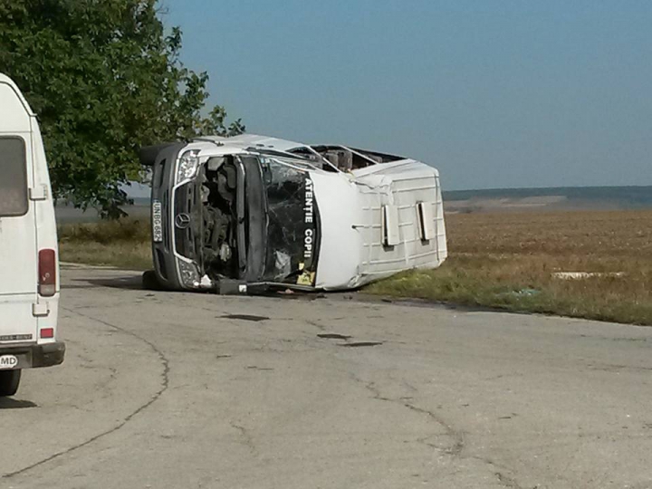 PRIMELE IMAGINI de la locul accidentului în care a fost împlicat un microbuz şcolar