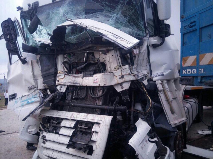 ZIUA ACCIDENTELOR GRAVE! Două camioane s-au ciocnit frontal la Călăraşi (FOTO)