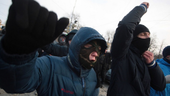 VIOLENŢE în oraşul Harkov: Circa 200 de oameni cu cagule pe cap au atacat locuința unui deputat (FOTO)