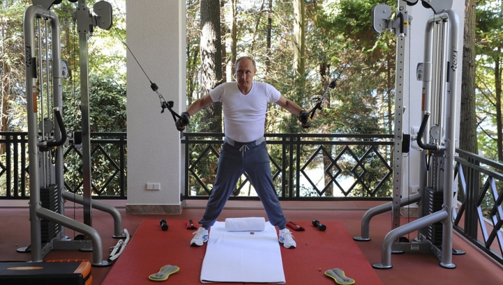 CÂT COSTĂ echipamentul sportiv îmbrăcat de Vladimir Putin la ultima şedinţă foto în sala de sport