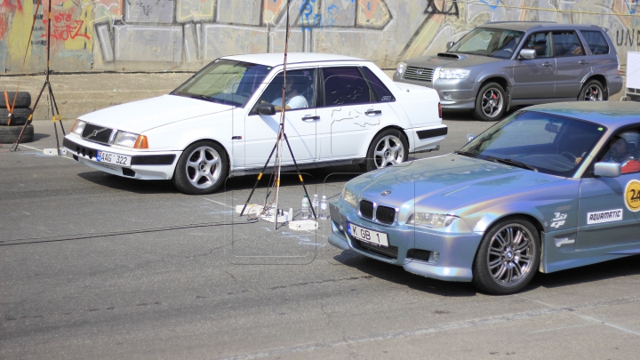 Adrenalină şi mulţi cai putere! La Chişinău a avut loc curse de Drag Racing (FOTOREPORT)