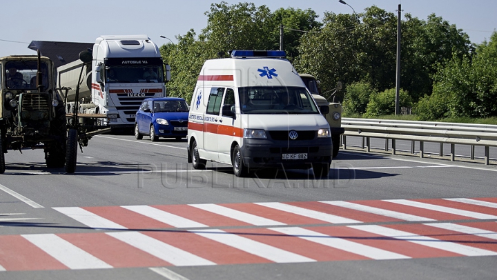 Transportat de urgenţă la spital. Un bărbat a căzut în gol de la etajul cinci al unui bloc de locuit