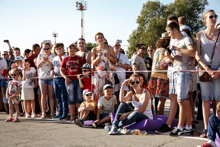 ZIUA AVIAȚIEI CIVILE 2015. Cele mai tari momente ale show-ului amețitor de pe cerul Chișinăului (FOTOREPORT)